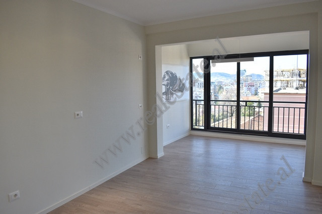 Apartament 2+1 ne shitje ne Rrugen Mihal Grameno, ne Tirane.
Apartamenti pozicionohet ne katin e 5 